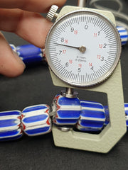 Vintage venezianisch inspirierte Handelsperlen, altblaue Glas-Chevron-Perlen, langer Strang
