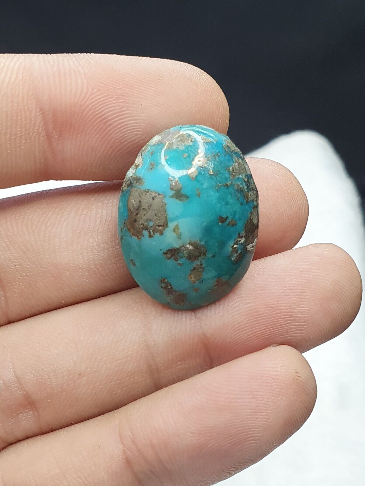Ein ovaler, echter natürlicher Türkis-Cabochon mit 49 ct