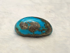 Ein ovaler echter natürlicher Türkis mit Pyrit-Matrix-Cabochon von 46 ct