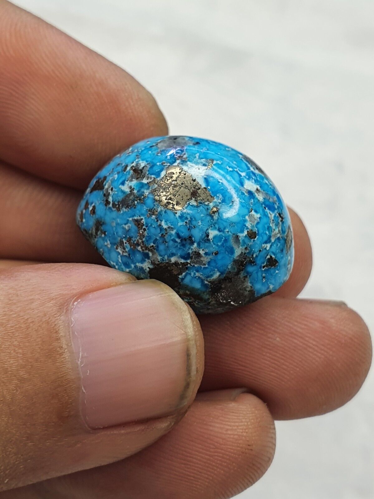 Ein ovaler 100 % echter persischer Türkis-Cabochon mit 65 ct