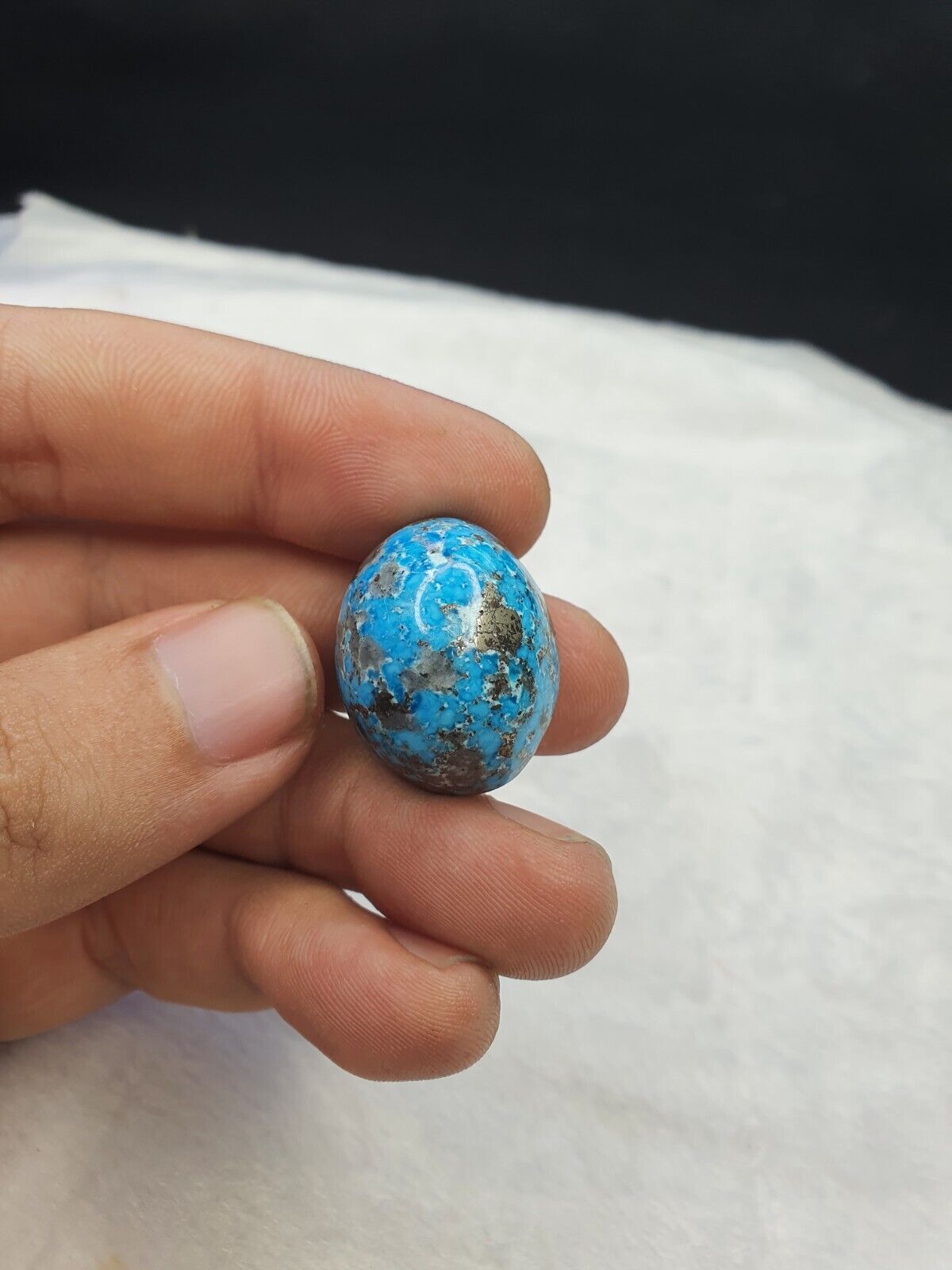 Ein ovaler 100 % echter persischer Türkis-Cabochon mit 65 ct