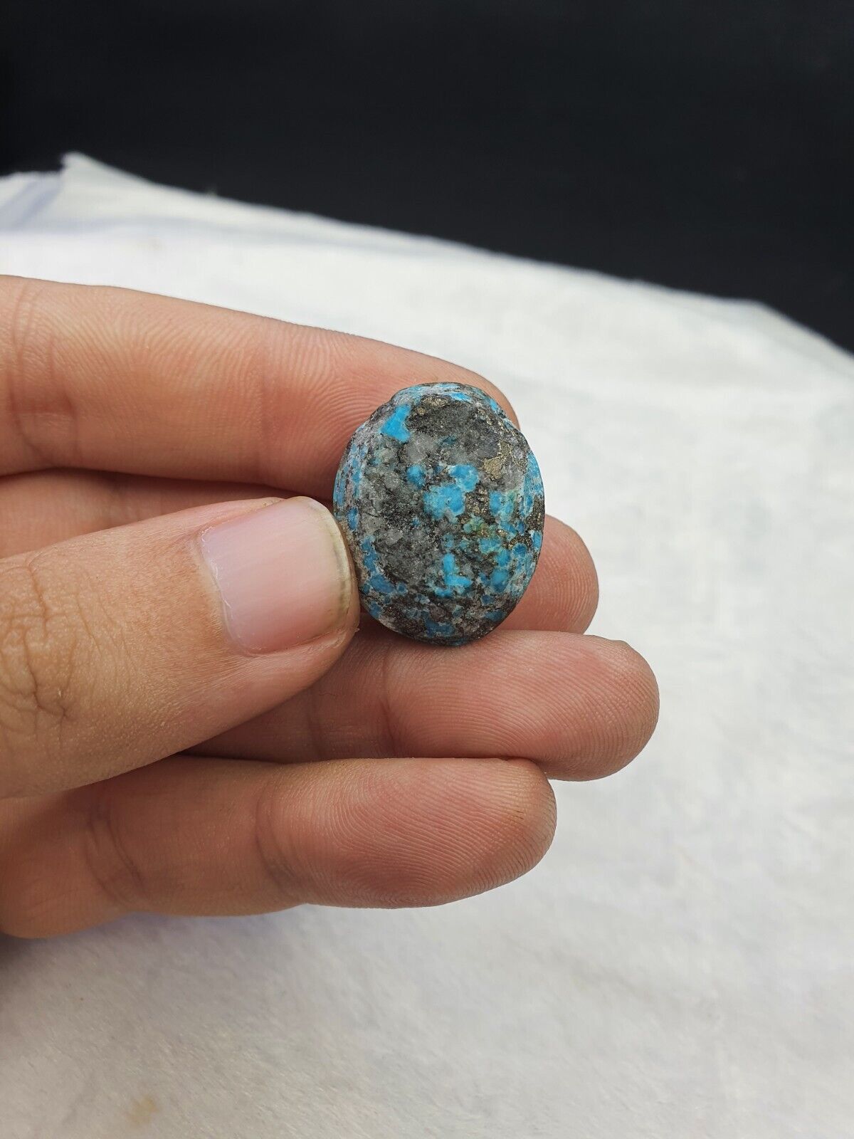 Ein ovaler 100 % echter persischer Türkis-Cabochon mit 65 ct
