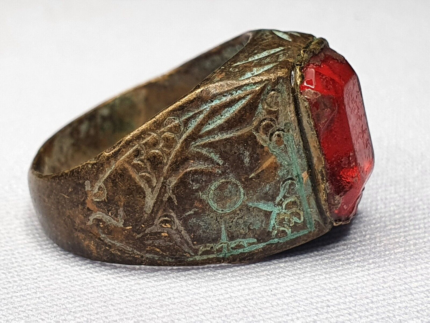 Antiker alter seltener roter Steinring aus Messing und Bronze