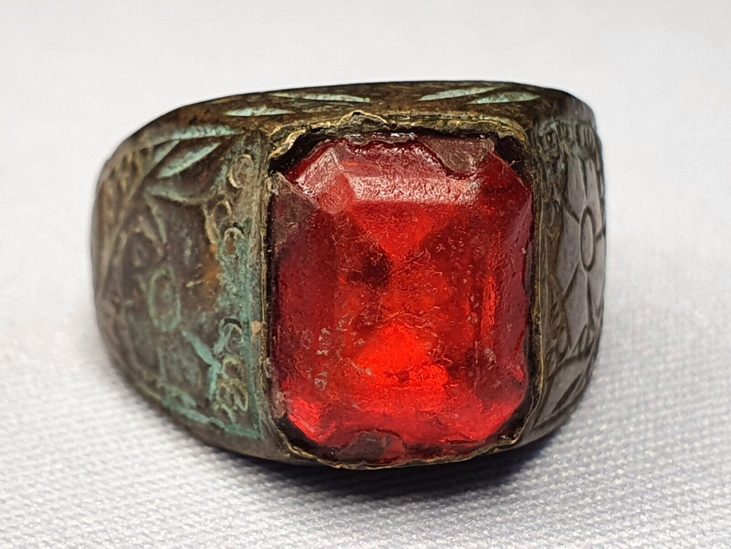 Antiker alter seltener roter Steinring aus Messing und Bronze