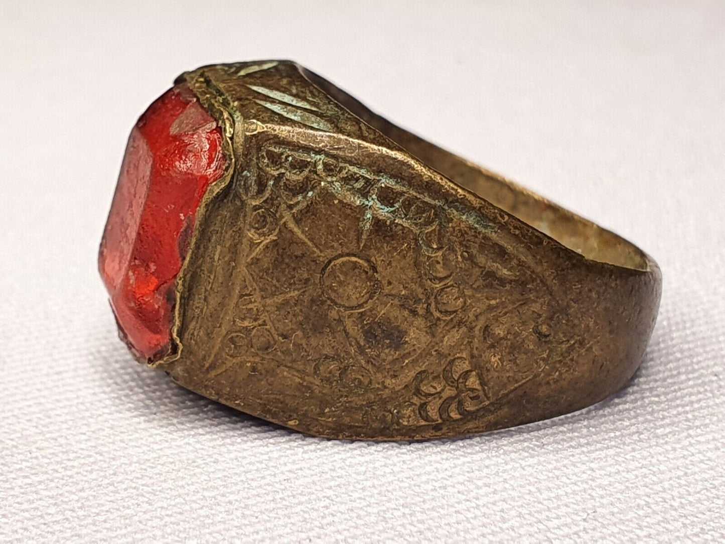 Antiker alter seltener roter Steinring aus Messing und Bronze
