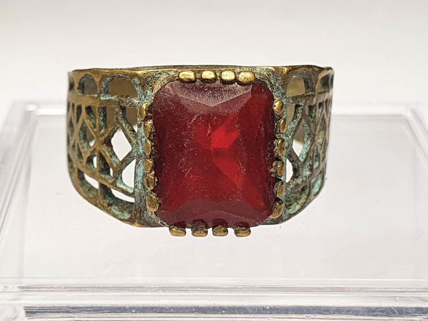 Antiker alter seltener roter Steinring aus Messing und Bronze