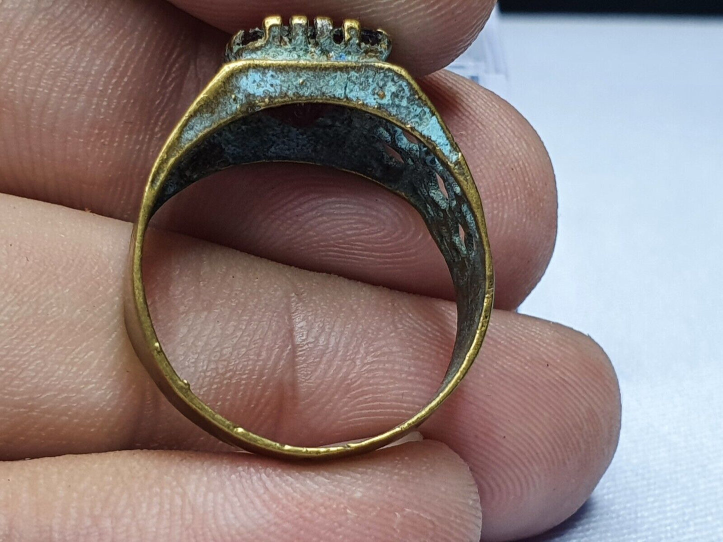 Antiker alter seltener roter Steinring aus Messing und Bronze