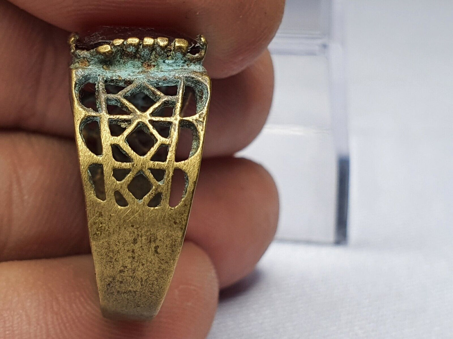 Antiker alter seltener roter Steinring aus Messing und Bronze