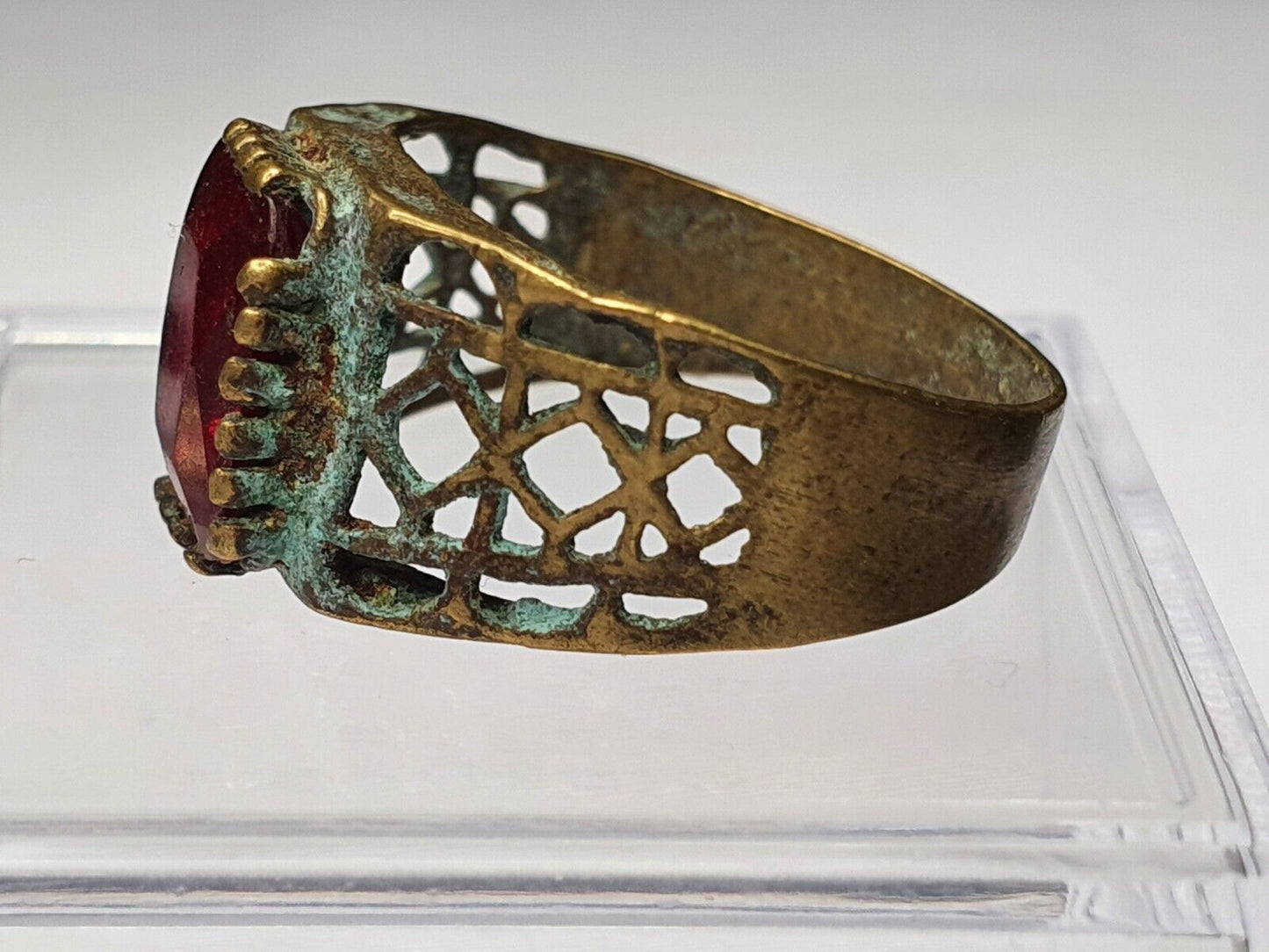 Antiker alter seltener roter Steinring aus Messing und Bronze