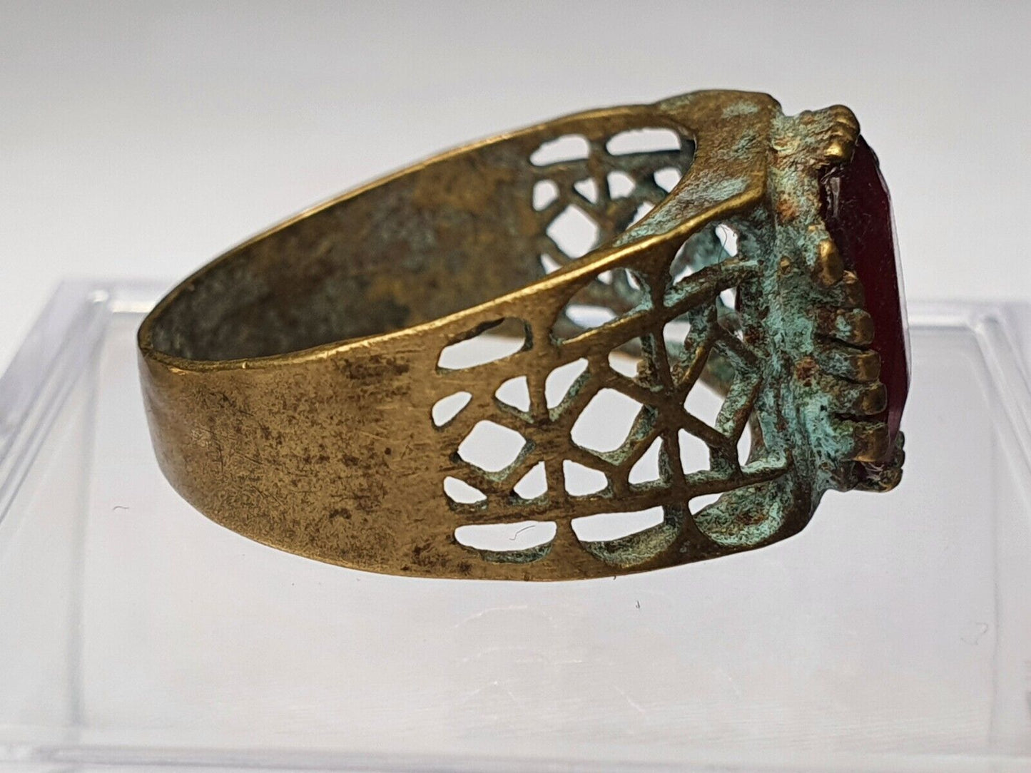 Antiker alter seltener roter Steinring aus Messing und Bronze