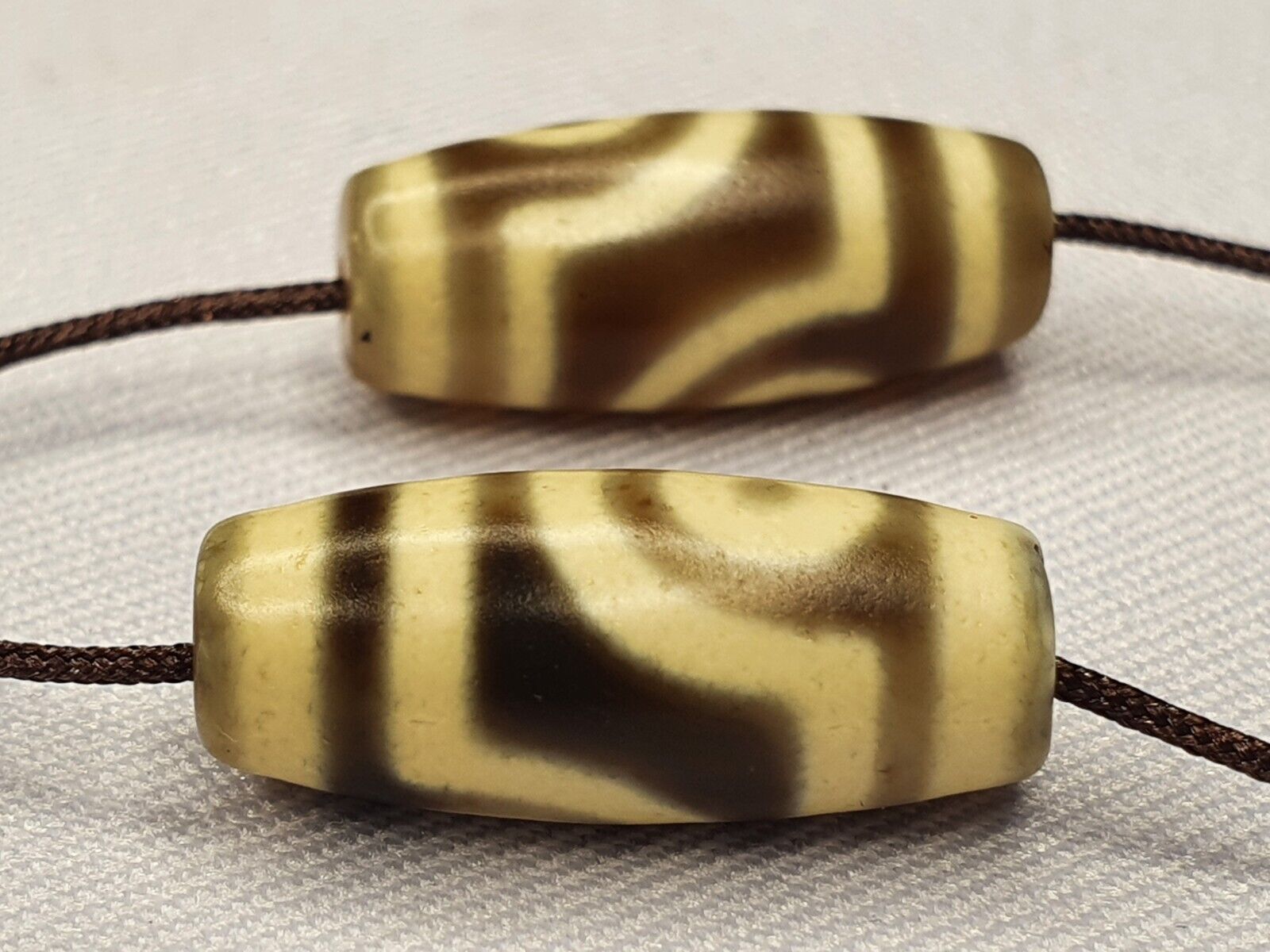2 pcs Old Antique Himalayan Indo Tibetan rare Patterns Eyes Dzi Amulet Beads