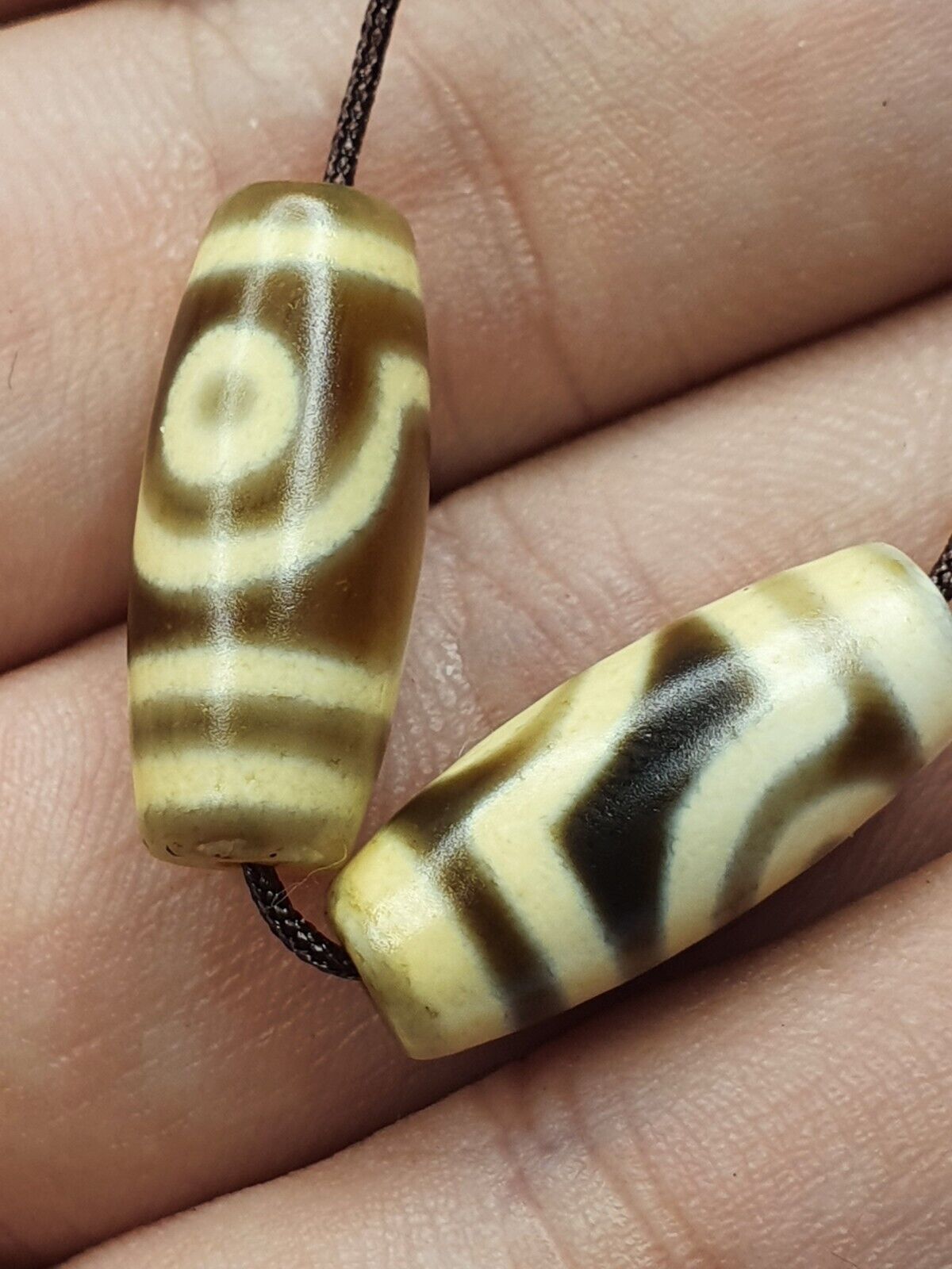 2 pcs Old Antique Himalayan Indo Tibetan rare Patterns Eyes Dzi Amulet Beads