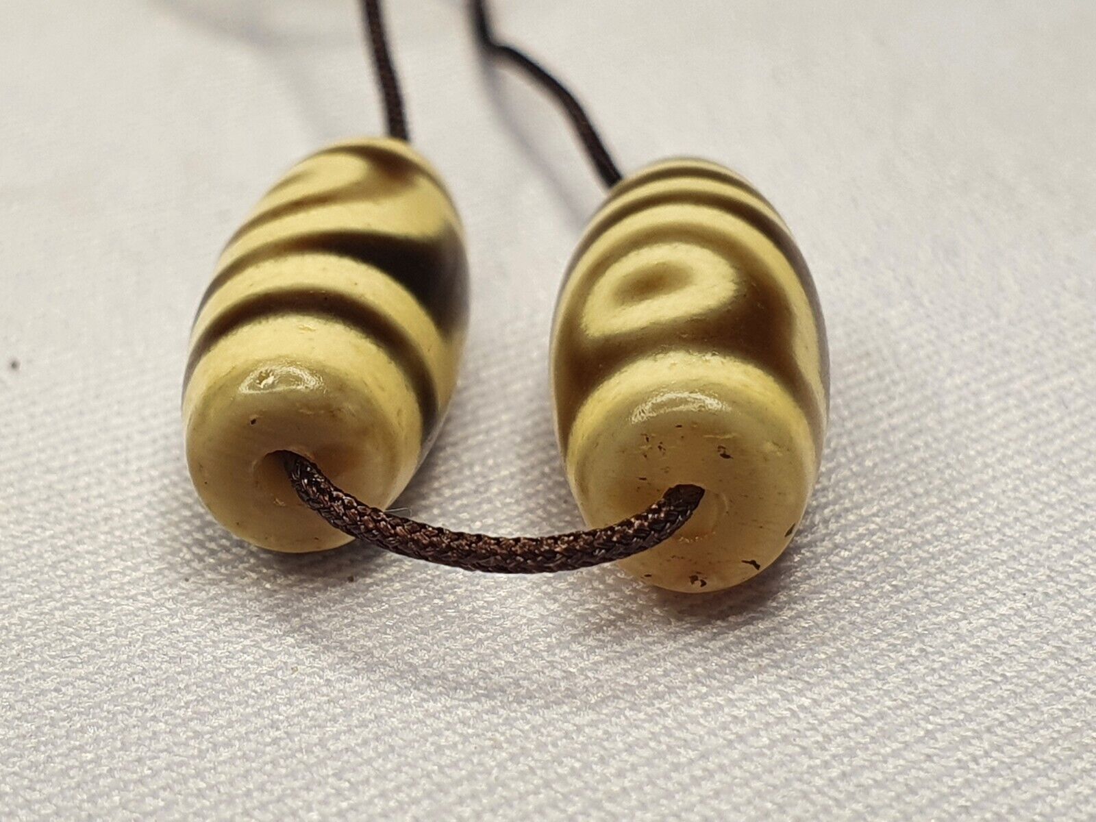 2 pcs Old Antique Himalayan Indo Tibetan rare Patterns Eyes Dzi Amulet Beads