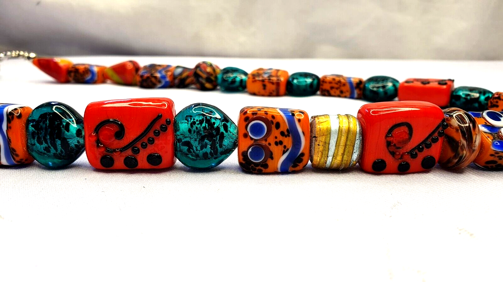 Vintage tschechische Halskette ausgefallene gestreifte GLASKUNST mit lampenbearbeiteten Glasperlen