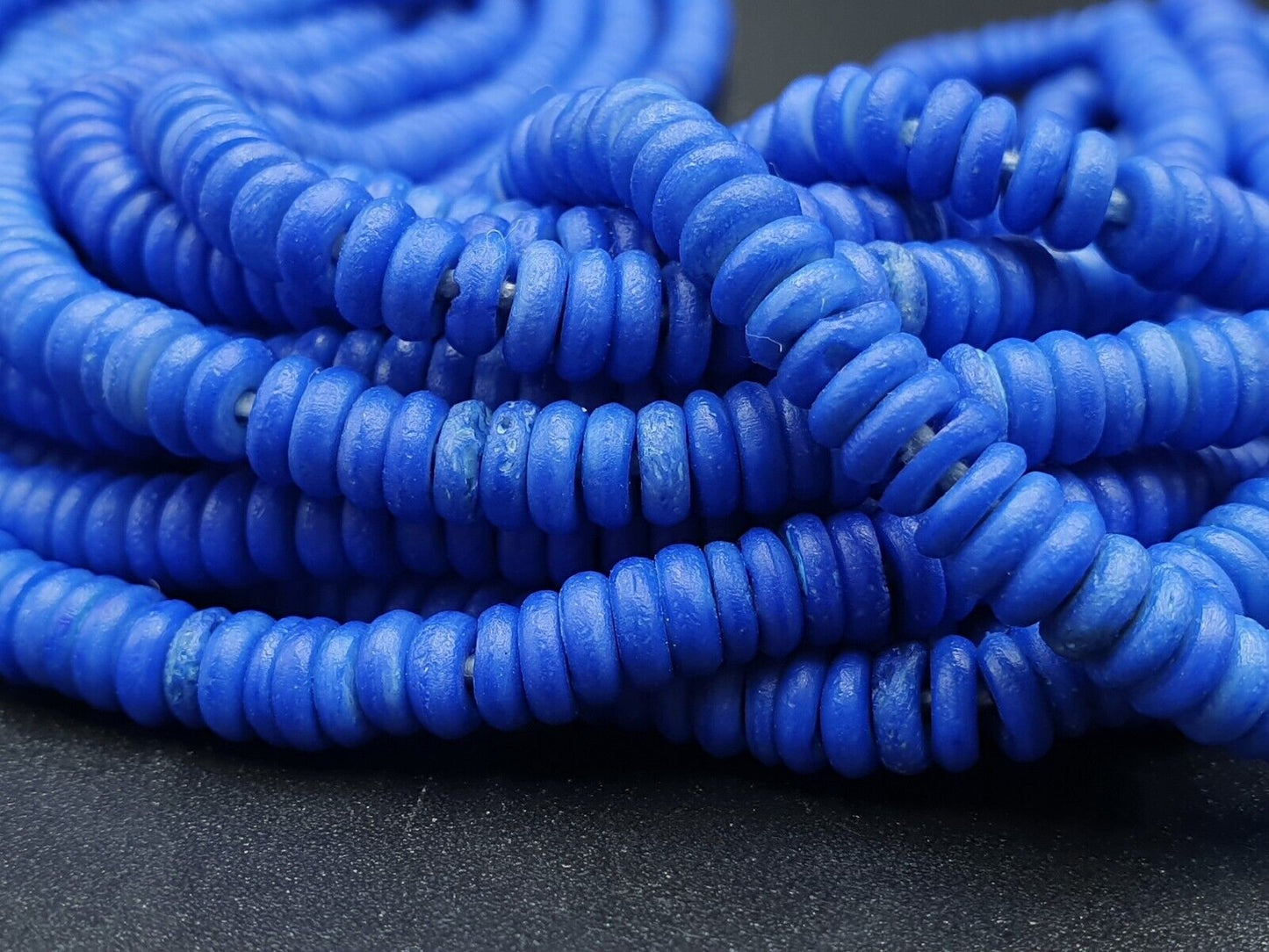Wunderschöne Donut-Form aus Büffelknochen, geschnitzte Perlen, BLAU GEFÄRBT, Lot 5 Stränge