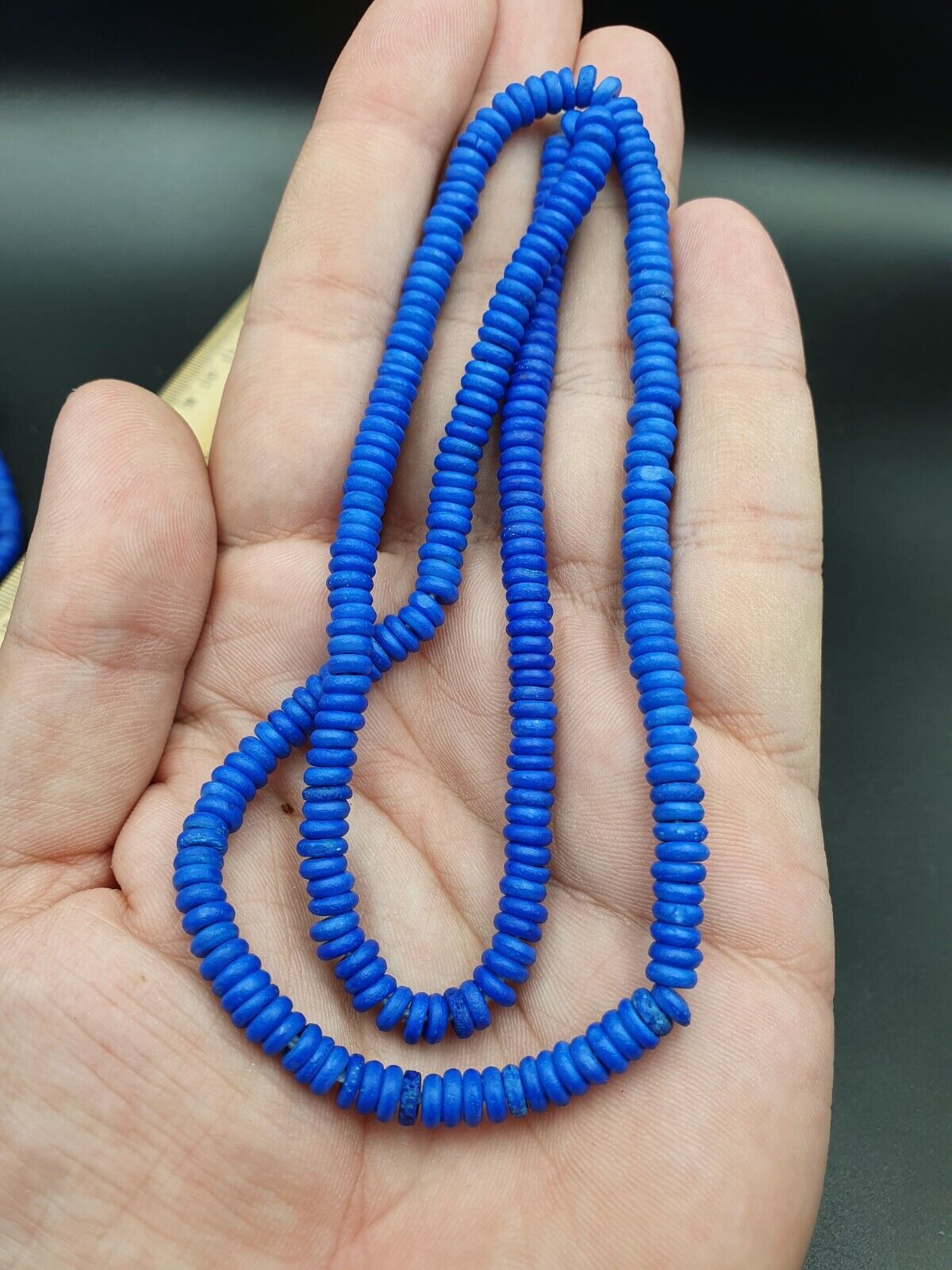 Wunderschöne Donut-Form aus Büffelknochen, geschnitzte Perlen, BLAU GEFÄRBT, Lot 5 Stränge