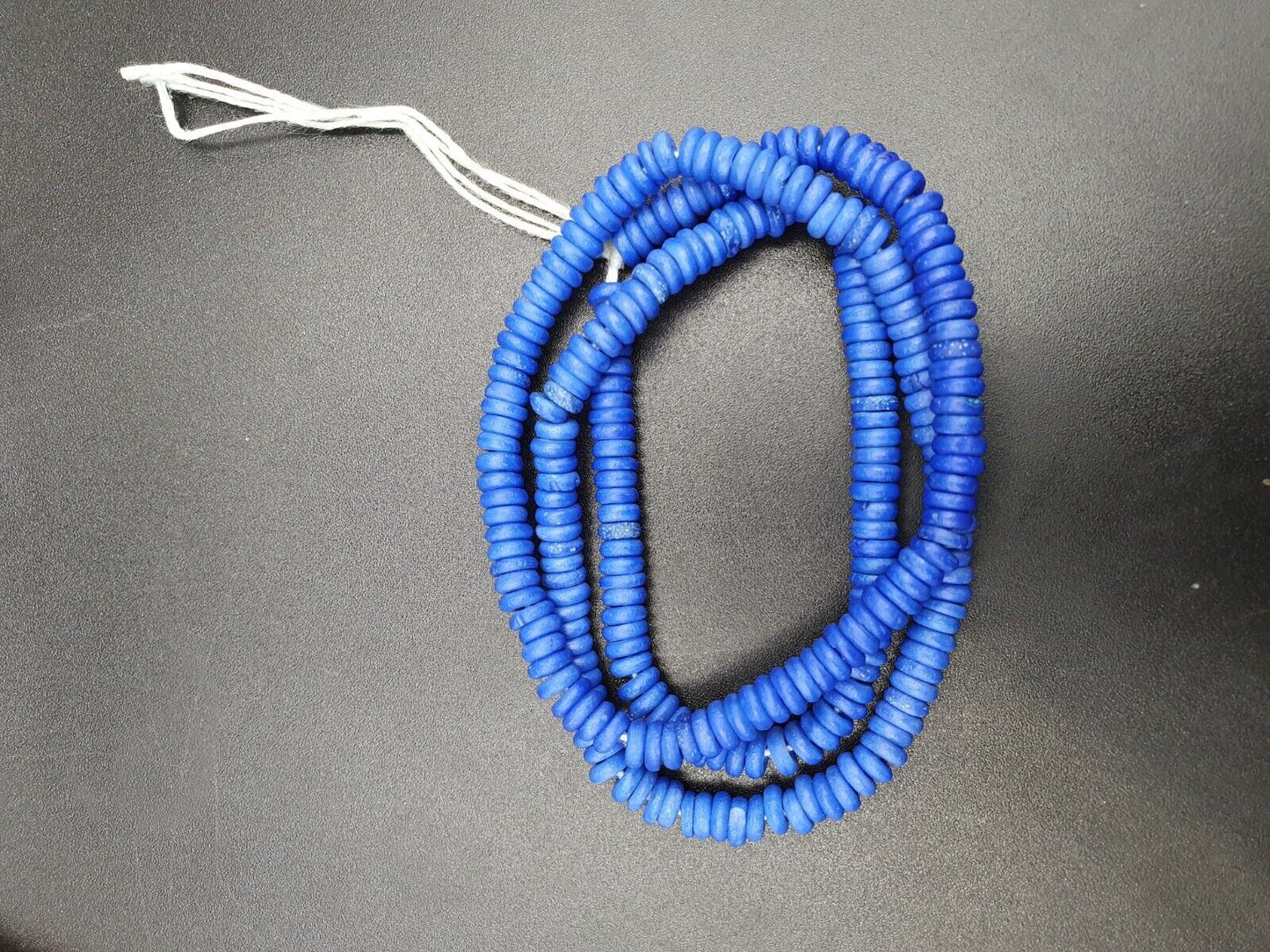 Wunderschöne Donut-Form aus Büffelknochen, geschnitzte Perlen, BLAU GEFÄRBT, Lot 5 Stränge