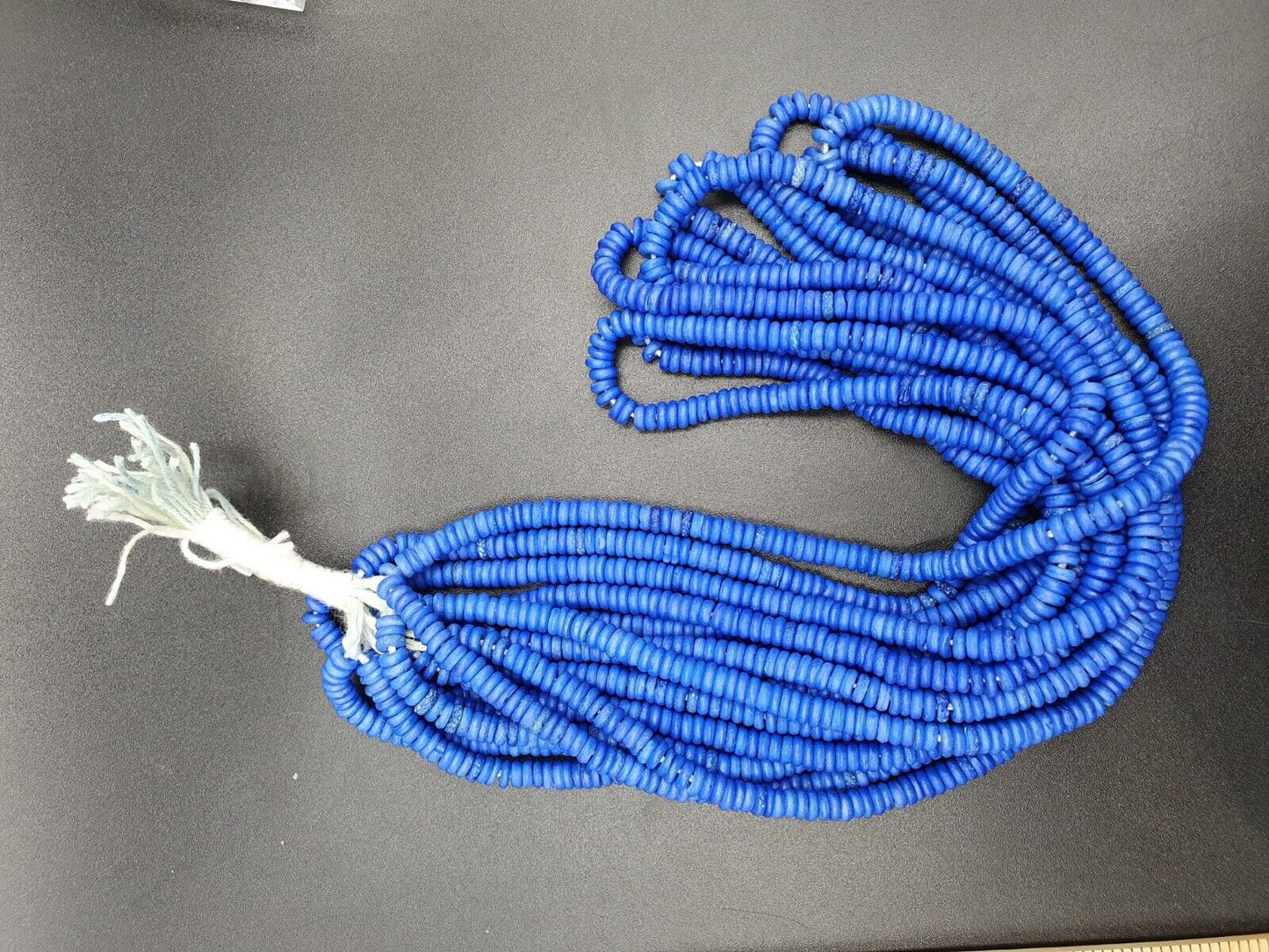 Wunderschöne Donut-Form aus Büffelknochen, geschnitzte Perlen, BLAU GEFÄRBT, Lot 5 Stränge