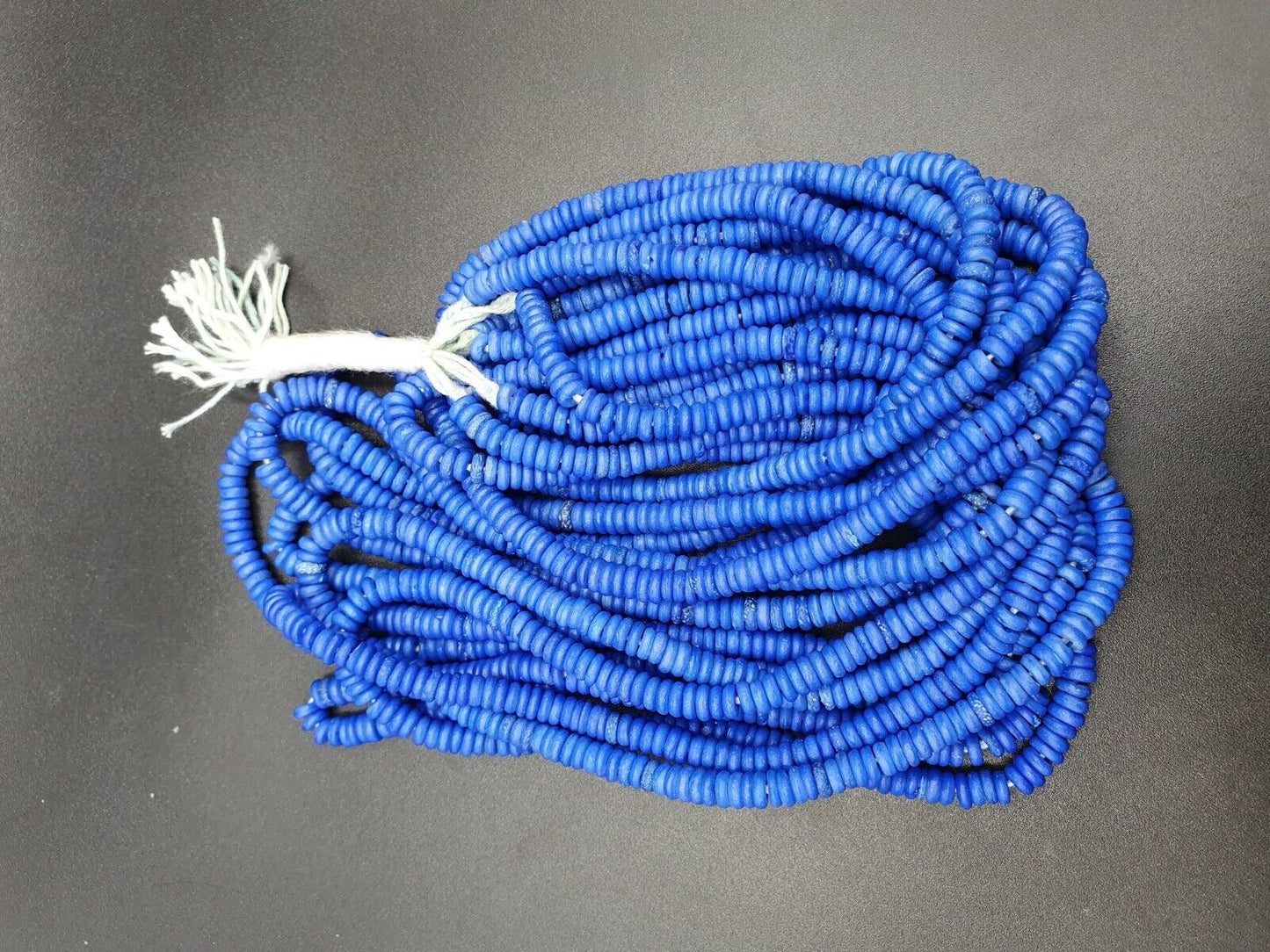 Wunderschöne Donut-Form aus Büffelknochen, geschnitzte Perlen, BLAU GEFÄRBT, Lot 5 Stränge