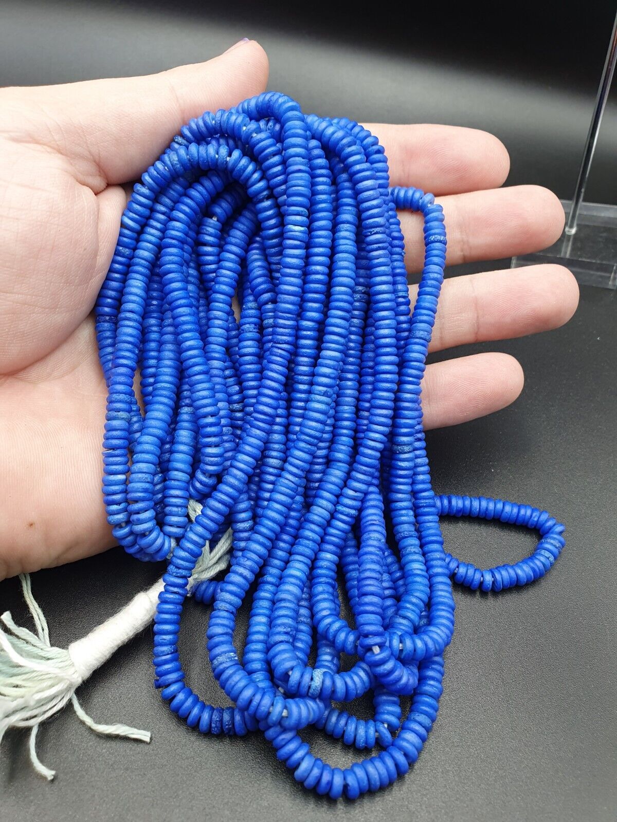 Wunderschöne Donut-Form aus Büffelknochen, geschnitzte Perlen, BLAU GEFÄRBT, Lot 5 Stränge