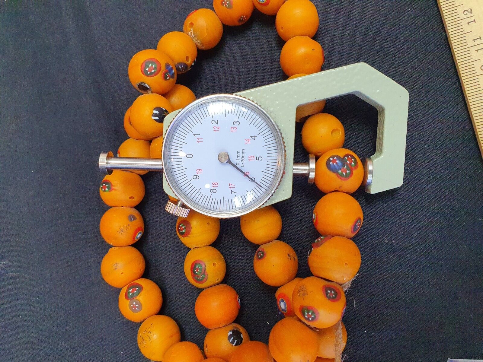 Art Deco Vene urano Millefiori Mosaic Glass Beads Strand