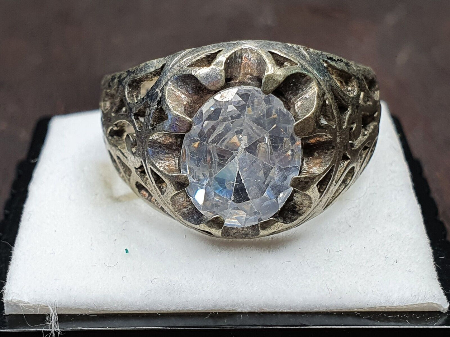 Antiker Vintage-Ring aus dem Nahen Osten mit weißem Mittelstein 