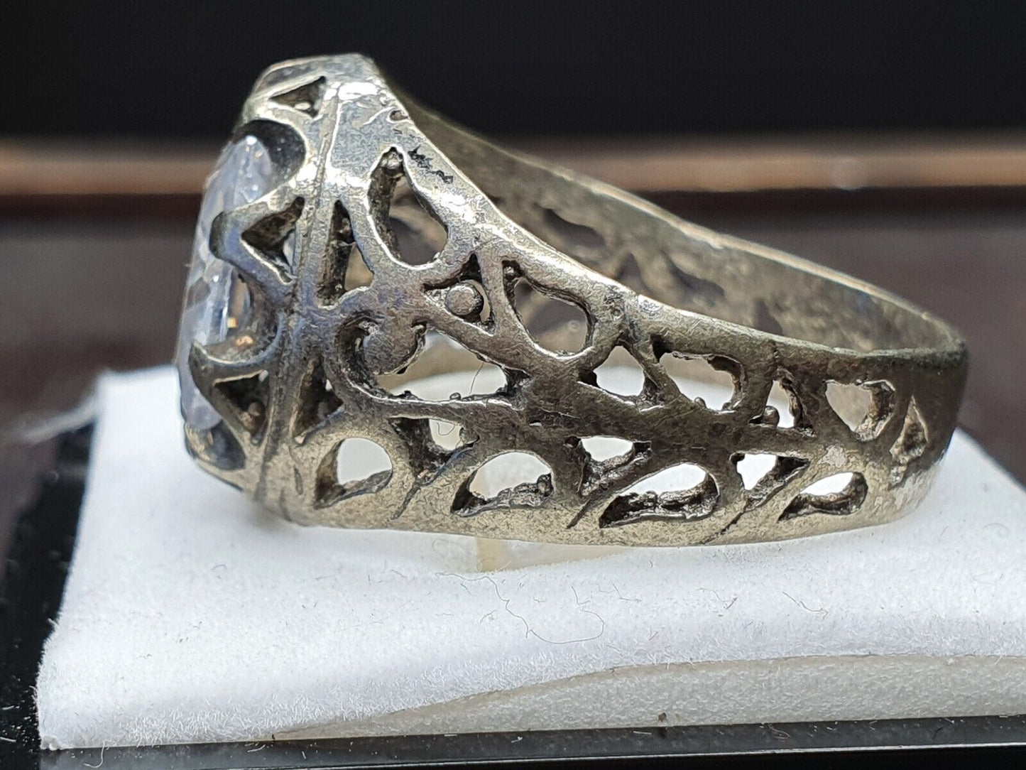 Antiker Vintage-Ring aus dem Nahen Osten mit weißem Mittelstein 