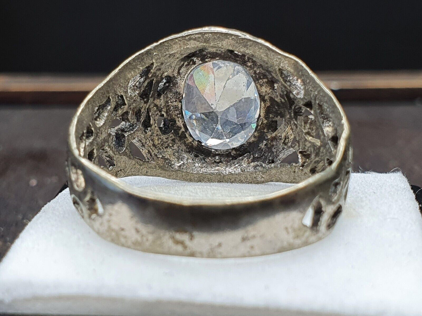 Antiker Vintage-Ring aus dem Nahen Osten mit weißem Mittelstein 