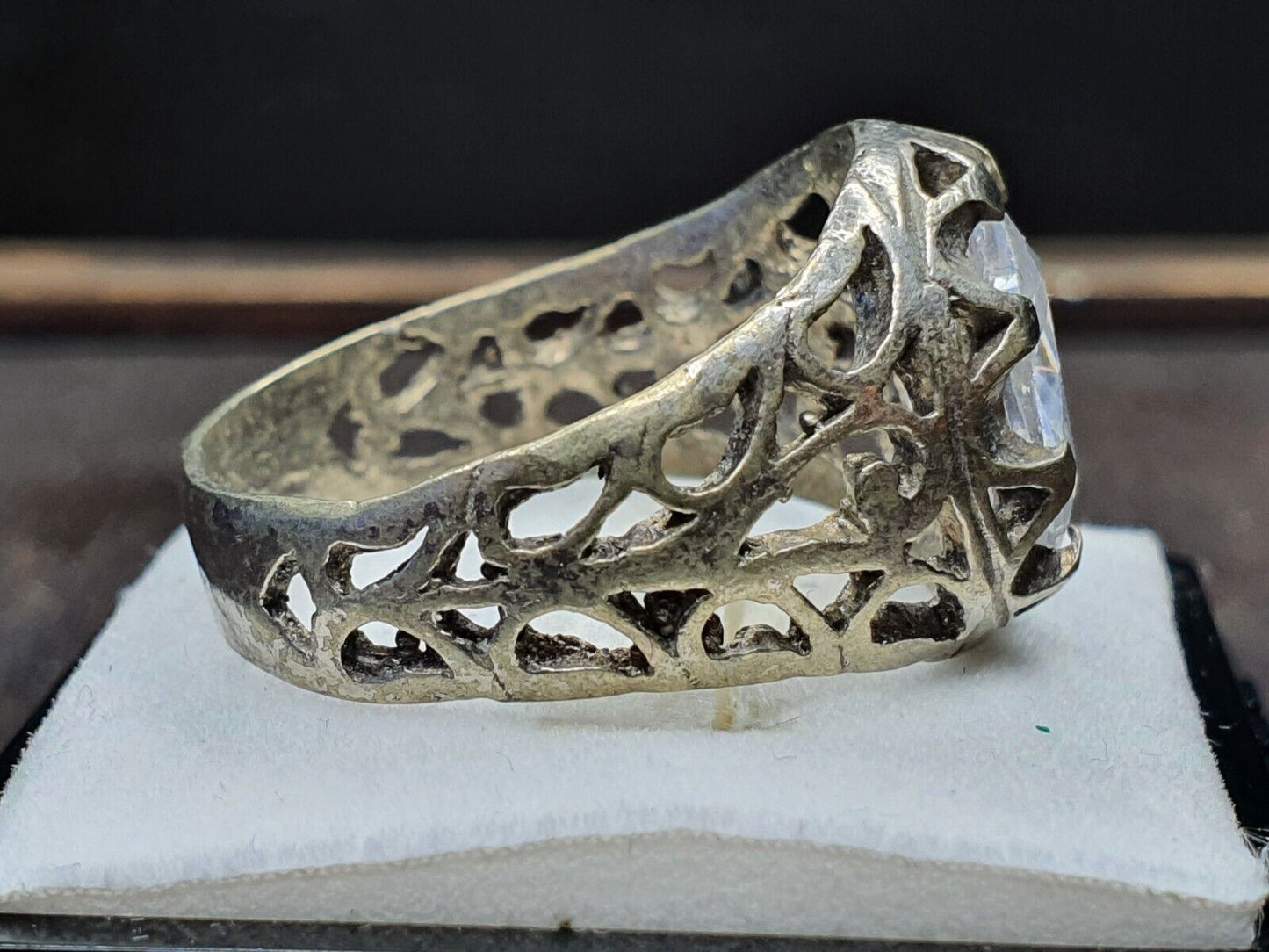 Antiker Vintage-Ring aus dem Nahen Osten mit weißem Mittelstein 