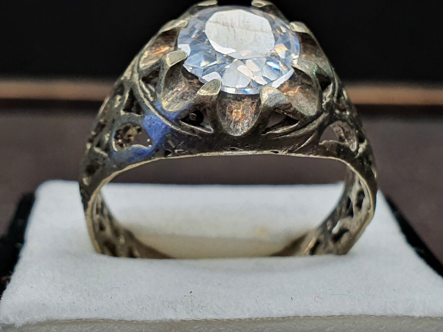 Antiker Vintage-Ring aus dem Nahen Osten mit weißem Mittelstein 