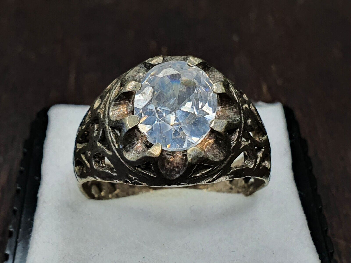 Antiker Vintage-Ring aus dem Nahen Osten mit weißem Mittelstein 