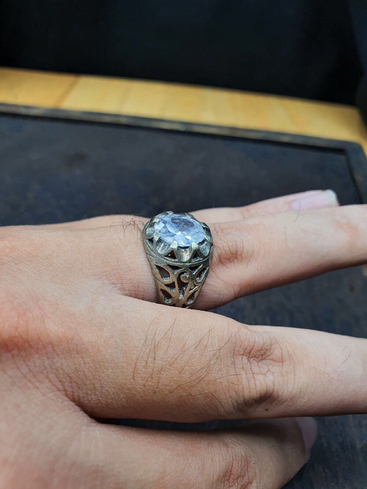 Antiker Vintage-Ring aus dem Nahen Osten mit weißem Mittelstein 