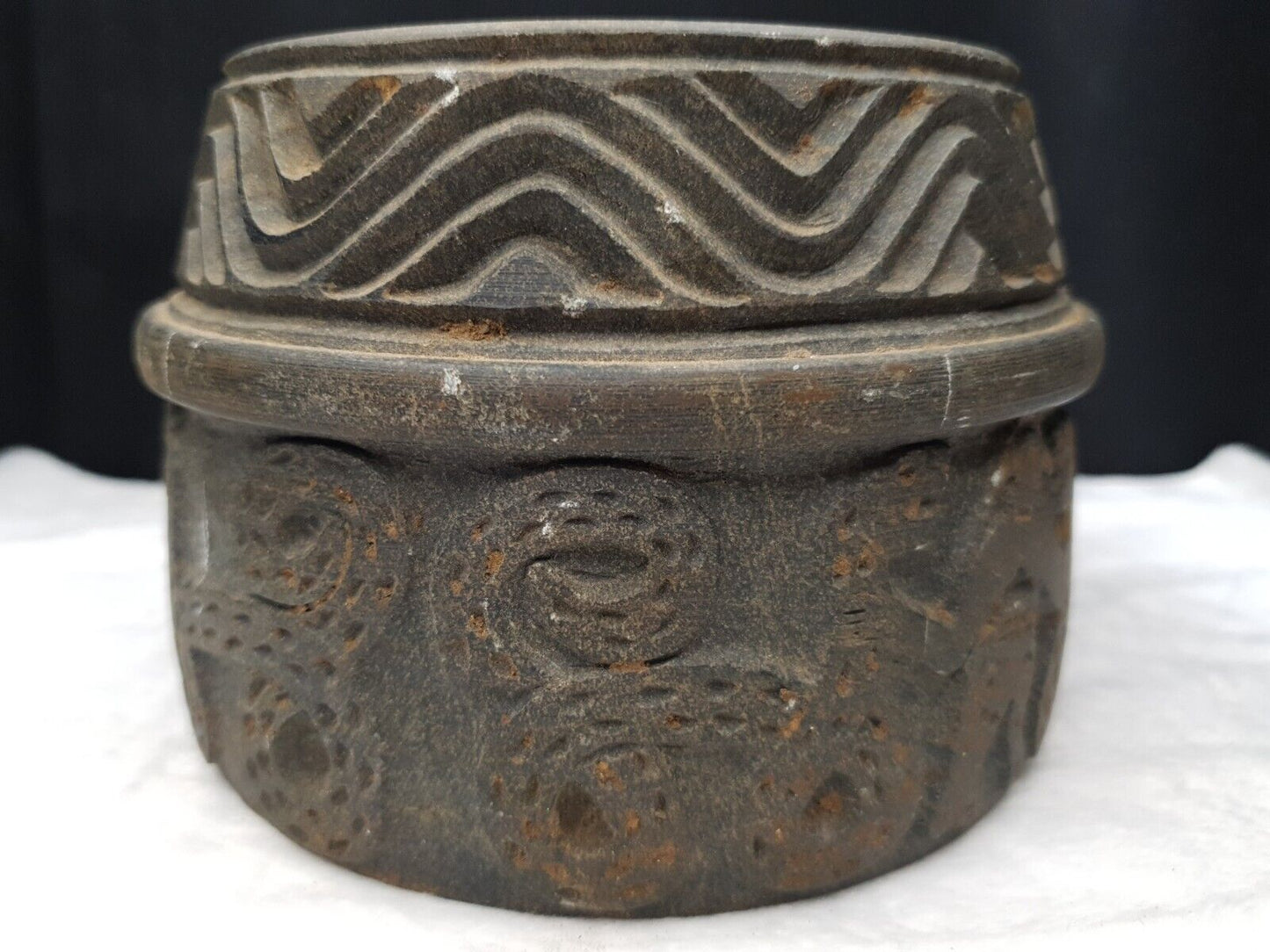Antike baktrische Chlorit-Vase aus schwarzem Stein, mystische Figuren, graviert, 30,5 x 27,9 cm