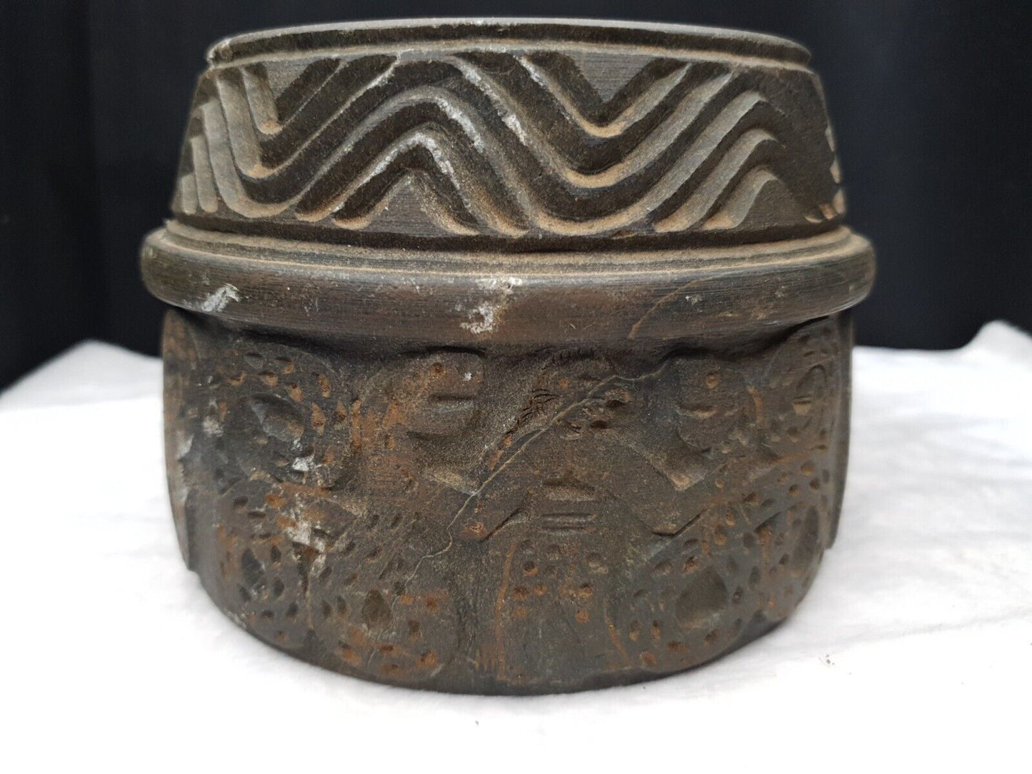Antike baktrische Chlorit-Vase aus schwarzem Stein, mystische Figuren, graviert, 30,5 x 27,9 cm
