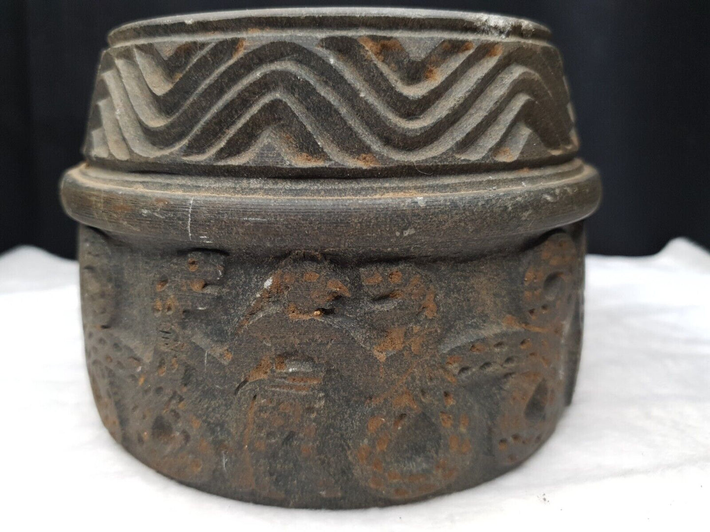 Antike baktrische Chlorit-Vase aus schwarzem Stein, mystische Figuren, graviert, 30,5 x 27,9 cm