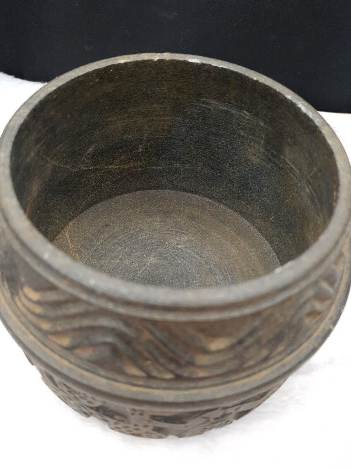 Antike baktrische Chlorit-Vase aus schwarzem Stein, mystische Figuren, graviert, 30,5 x 27,9 cm