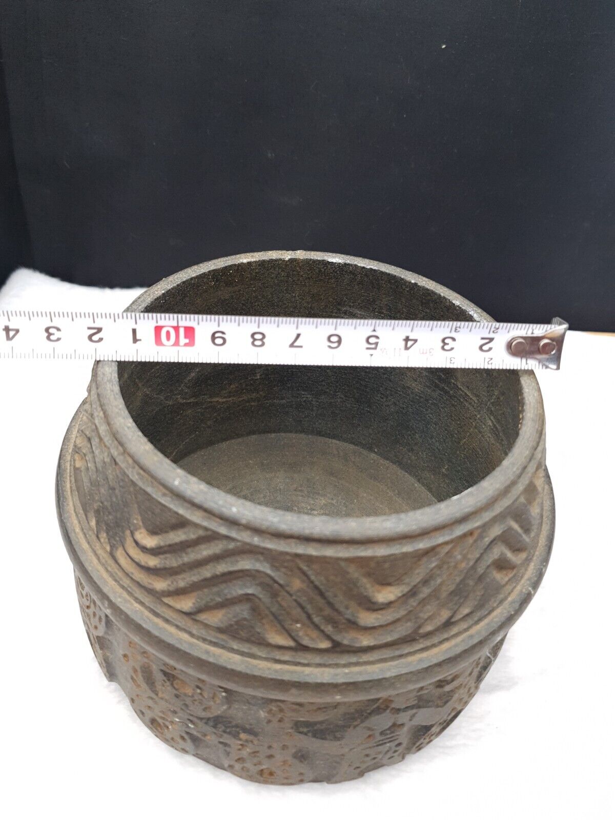 Antike baktrische Chlorit-Vase aus schwarzem Stein, mystische Figuren, graviert, 30,5 x 27,9 cm