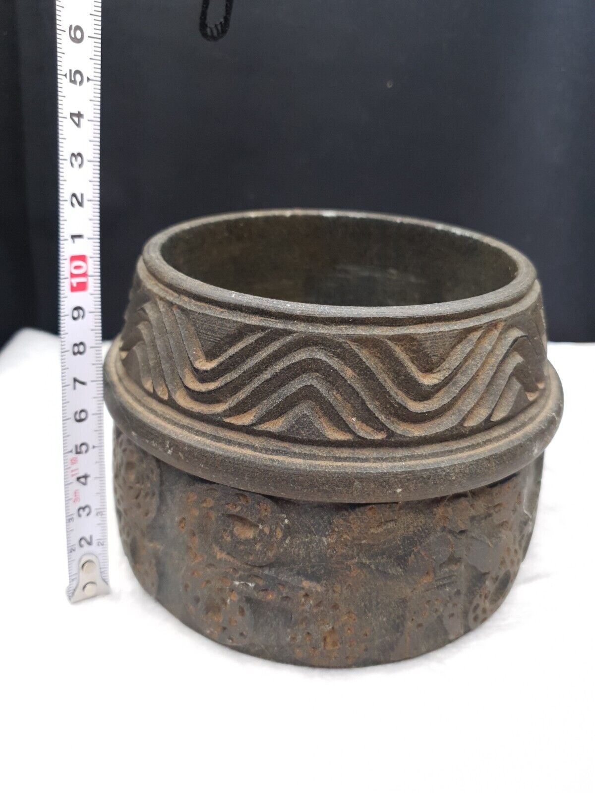 Antike baktrische Chlorit-Vase aus schwarzem Stein, mystische Figuren, graviert, 30,5 x 27,9 cm