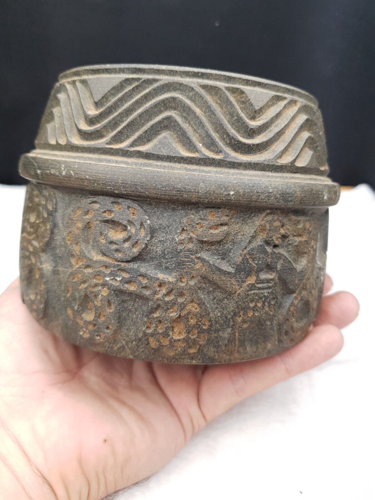 Antike baktrische Chlorit-Vase aus schwarzem Stein, mystische Figuren, graviert, 30,5 x 27,9 cm
