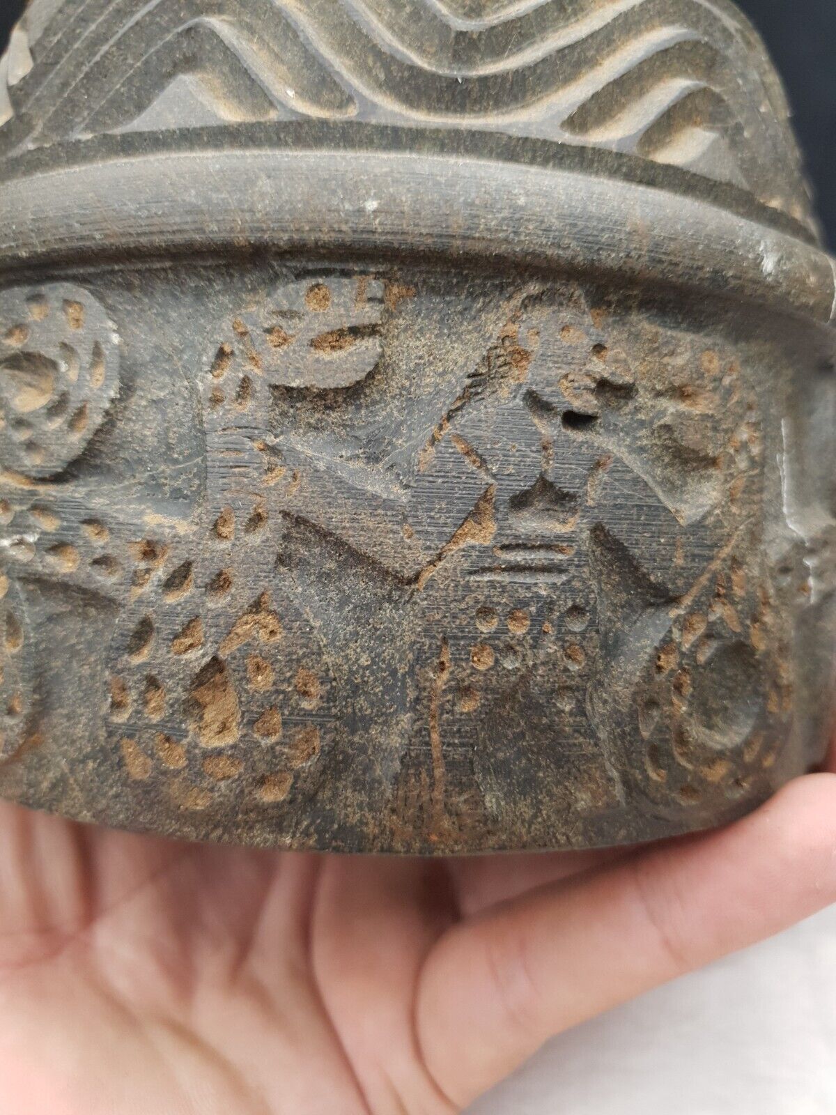 Antike baktrische Chlorit-Vase aus schwarzem Stein, mystische Figuren, graviert, 30,5 x 27,9 cm