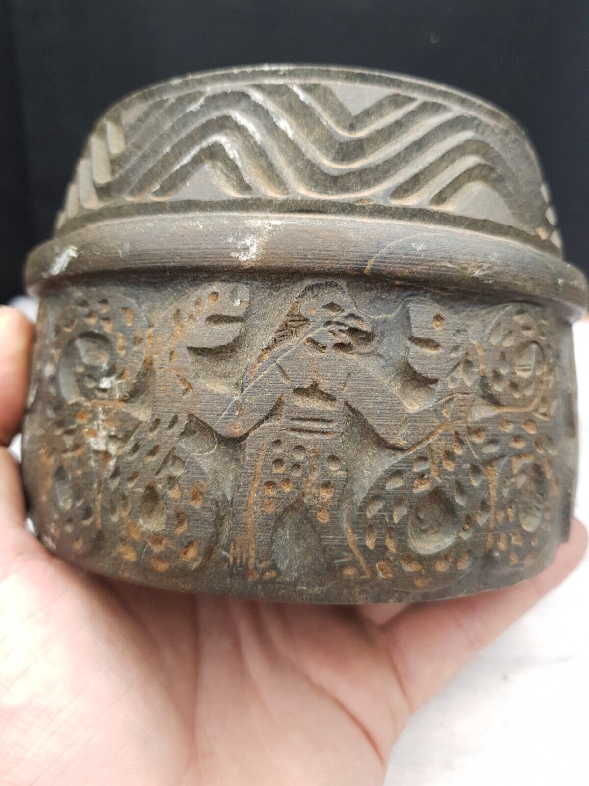 Antike baktrische Chlorit-Vase aus schwarzem Stein, mystische Figuren, graviert, 30,5 x 27,9 cm
