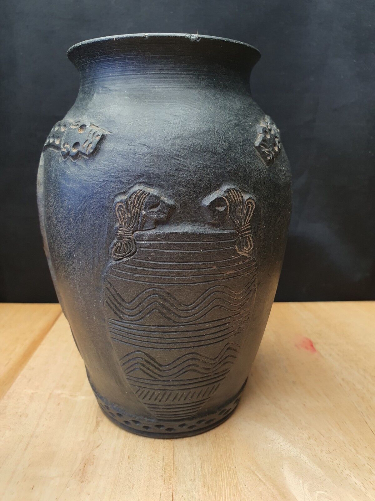 古代近東美索不達米亞綠泥石石花瓶，帶有神秘雕刻
