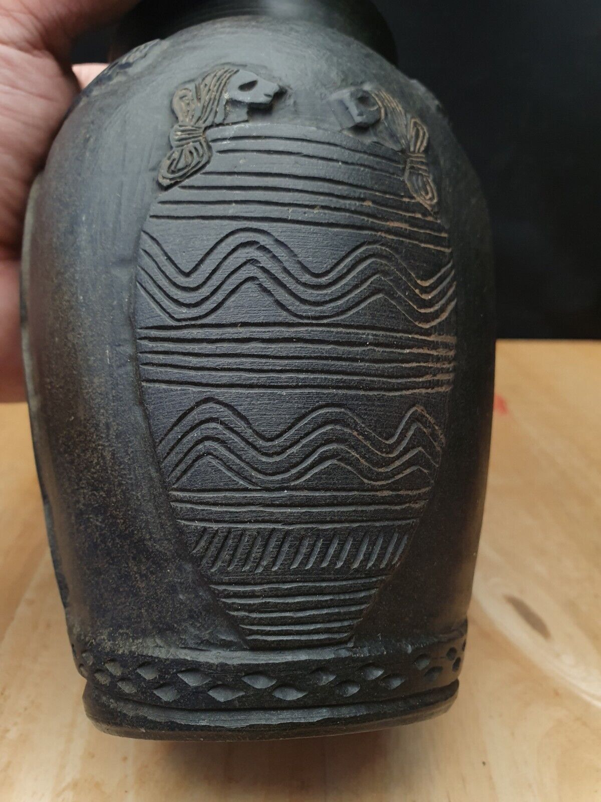古代近東美索不達米亞綠泥石石花瓶，帶有神秘雕刻