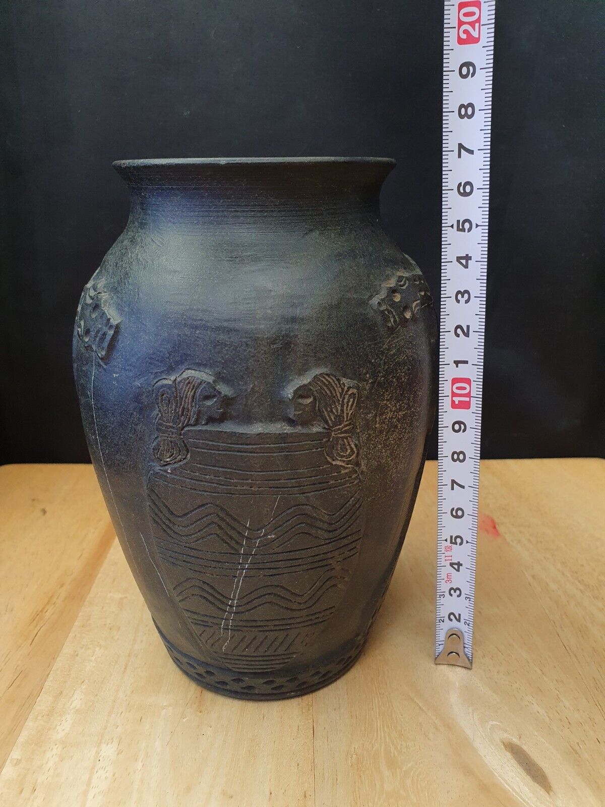 古代近東美索不達米亞綠泥石石花瓶，帶有神秘雕刻