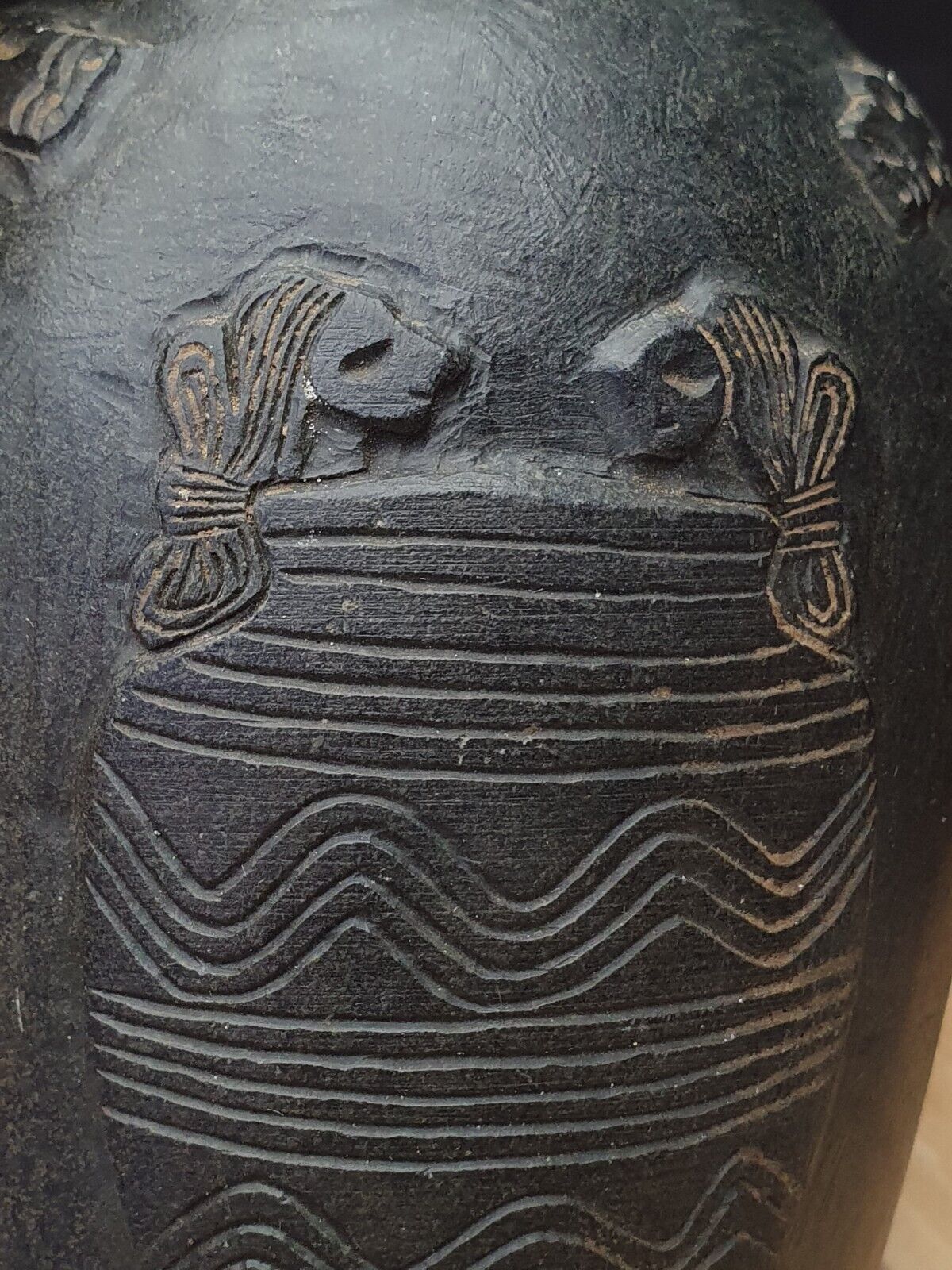 古代近東美索不達米亞綠泥石石花瓶，帶有神秘雕刻