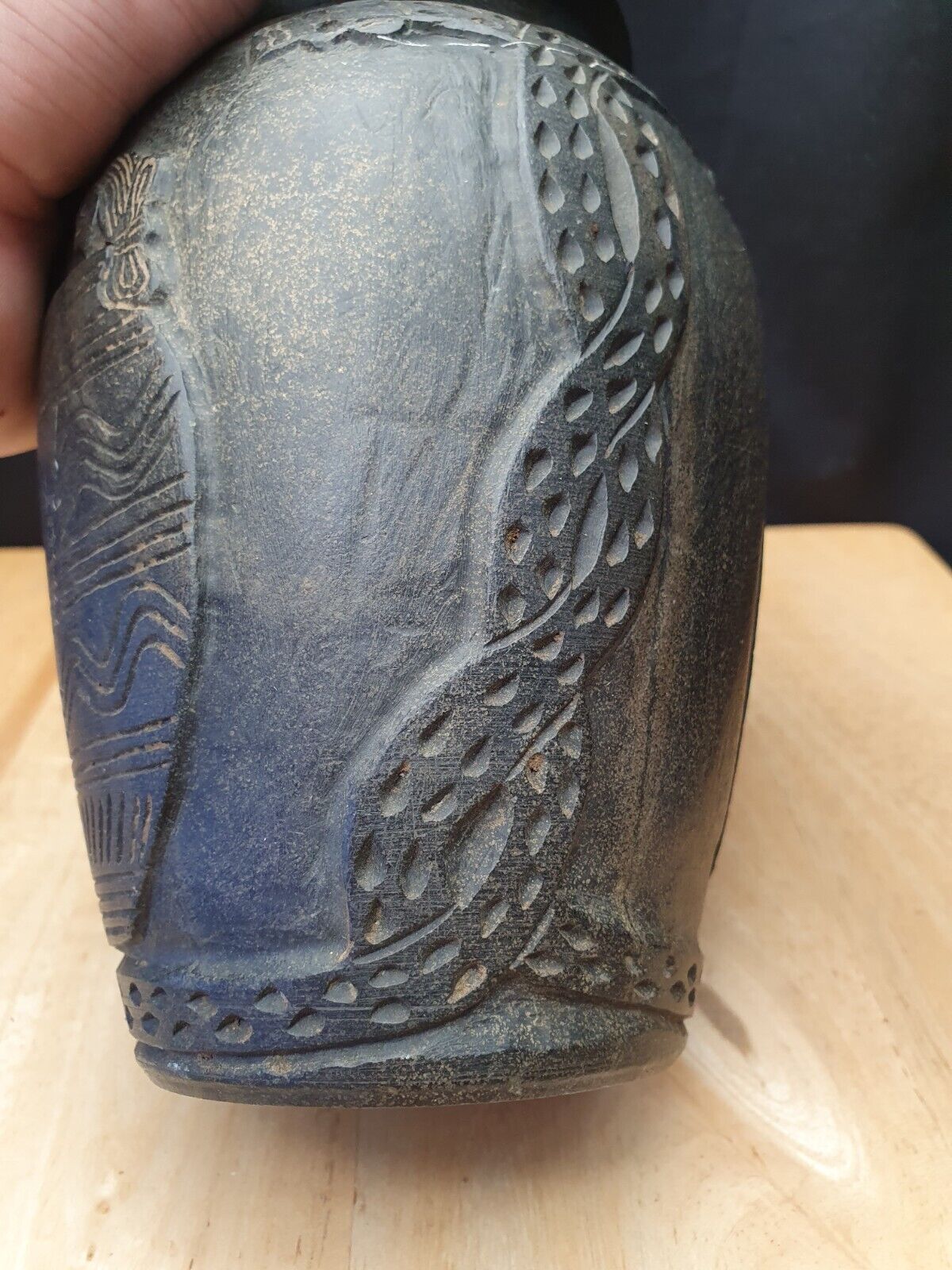 古代近東美索不達米亞綠泥石石花瓶，帶有神秘雕刻