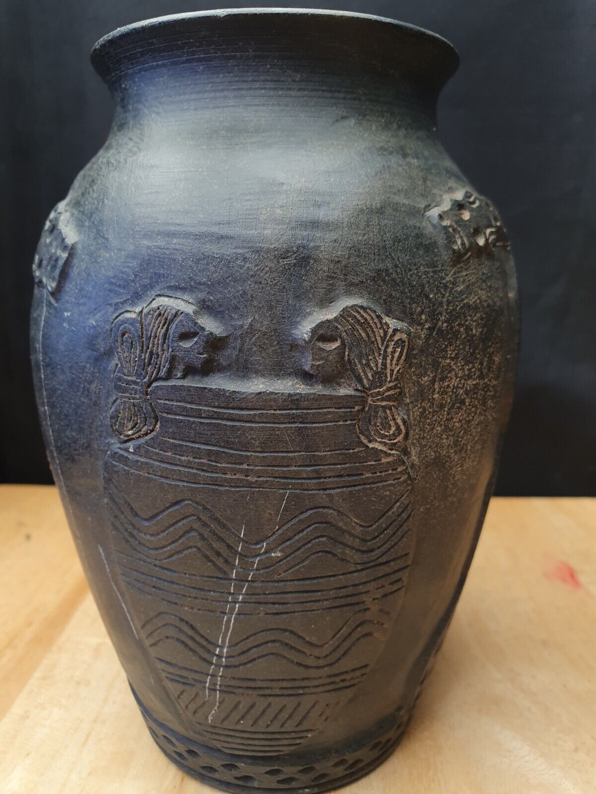 古代近東美索不達米亞綠泥石石花瓶，帶有神秘雕刻