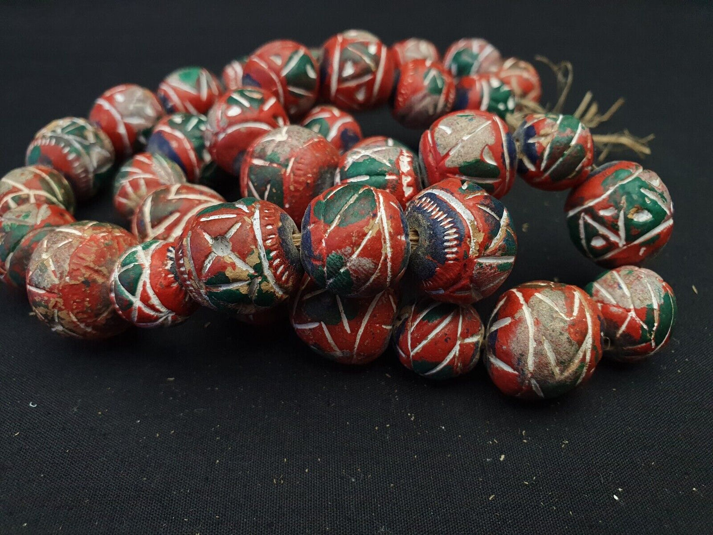 Alte Vintage Indo Nepal Tonperlen langer Strang handbemalte Tonperlen