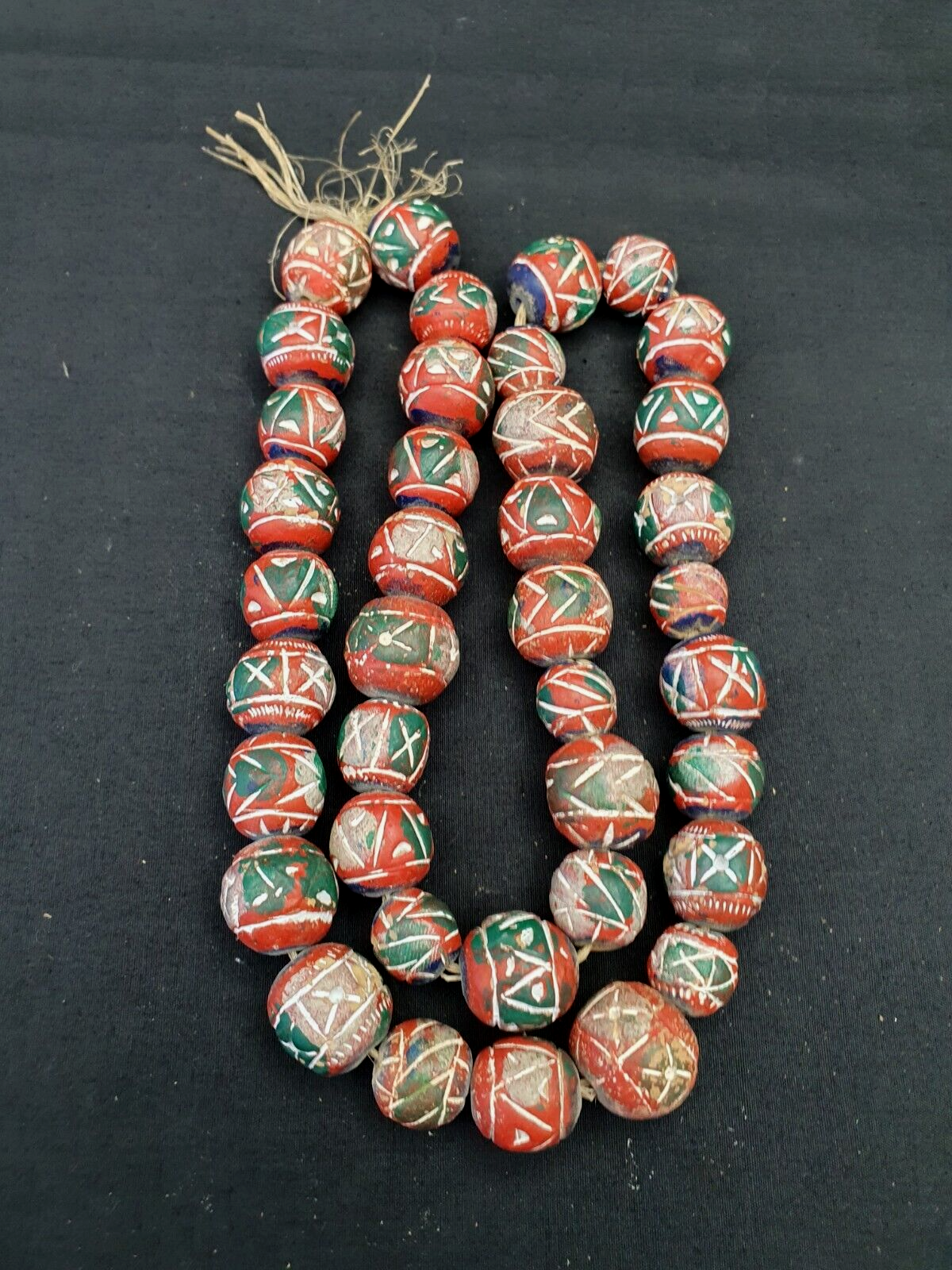 Alte Vintage Indo Nepal Tonperlen langer Strang handbemalte Tonperlen