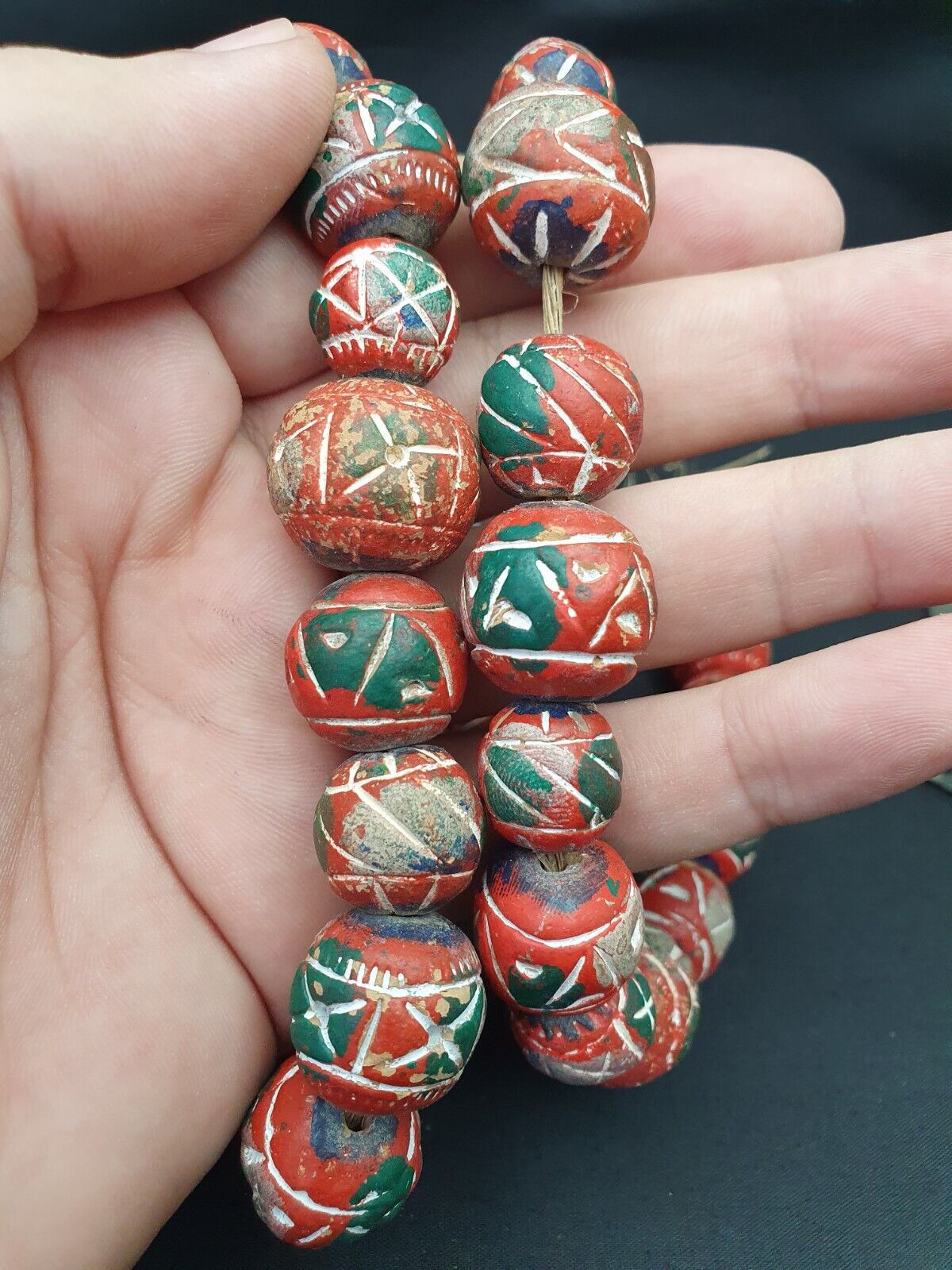 Alte Vintage Indo Nepal Tonperlen langer Strang handbemalte Tonperlen
